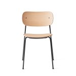 Vorderansicht des Stuhls CO DINING Chair von Audo Copenhagen in Eiche natur mit einem Gestell aus schwarzem Metall Stuhl aus Holz in Eiche und Metall in schwarz Co Dining Chair von Audo Copenhagen
