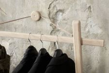 Schlanke Anlehngarderobe CLOTHES RACK aus Holz von Andersen Furniture schlanke Anlehngarderobe aus Holz - CLOTHES RACK von Andersen Furniture