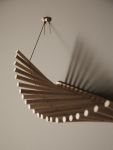 Das elegante Design und der Materialmix aus Holz und Leder bestimmen maßgeblich das Aussehen der Wandgarderobe KNAEGT von WOUD Detail Wandgarderobe aus Holz mit Ablage - KNAEGT COAT RACK von WOUD