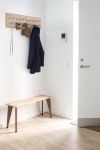 Ebenfalls eine schöne Kombination im Eingangsbereich bilden die RANK BENCH Sitzbank gemeinsam mit der Design Garderobe MOODBOARD Roon und Rahn - RANK BENCH - Sitzbank für Flur und Design Garderobe MOODBOARD