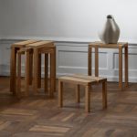 Der Tritthocker PEG STOOL von MOEBE ist ähnlich gestaltet wie der Sitzhocker PEG STOOL, unterscheidet sich aber deutlich in der Höhe MOEBE - PEG STEP STOOL praktischer Tritthocker aus Holz in Eiche