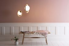 Wer mag, kombiniert mehrere Pendelleuchten LOER PENDANT von Tom Raffield für stilvolle Akzente im Flur und Eingangsbereich Tom Raffield Loer Pendant - Pendelleuchte aus Holz in Esche und Glas im Flur