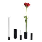 Mit dem zusätzlichen Pimp-Kit bestehend aus drei Kerzenhaltern und zwei Vasen lässt sich das CANDLE TRAY von The Oak Men noch individueller gestalten - Abbildung in schwarzem Stahl Holztablett Kerzenhalter Vase Pimp-Kit in schwarz - CANDLE TRAY von The Oak Men