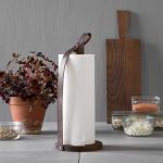 Natürliche Materialien, klare Formen und eine hochwertige Verarbeitung kennzeichnen den Design Küchenrollenhalter HANDS ON BIG von by Wirth - Abbildung in Eiche geräuchert Küchenrollenhalter Design in Eiche geräuchert HANDS ON BIG von by Wirth