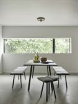 Die Sitzbank GEORG BENCH kann mit dem GEORG DINING TABLE und dem GEORG STOOL von Skagerak kombiniert werden Designer Sitzbank in Eiche - GOERG BENCH mit GEORG DINING TABLE und GEORG STOOL von Skagerak