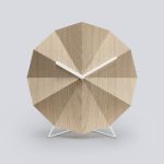 Designer Tischuhr DELTA CLOCK von LAWA DESIGN aus Eichenholz mit weißen Zeigern und weißem Metallgestell Tischuhr aus Holz mit Metallgestell - DELTA CLOCK von LAWA DESIGN