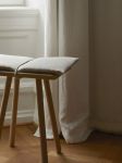 Detailaufnahme des Hockers GEORG STOOL aus hellem Eichenholz Skagerak GEORG STOOL - Hocker als Detailaufnahme