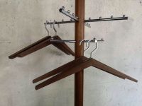 Die eleganten Kleiderbügel MILANO HG-3 von Hoigaard aus Holz in Walnuss Garderobenbügel Holz in Walnuss MILANO HG-3 von Hoigaard