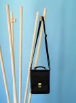 Form und Funktion gehen Hand in Hand und machen den Garderobenständer SPAGHETTI COAT RACK von EKTA Living zu einem echten Desgnobjekt Ekta Living SPAGHETTI COAT RACK - Handtasche an dem Kleiderständer in dänischem Design