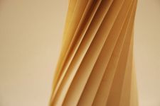 Taille der Stehleuchte TR7 und Detail des hauchdünnen Birkenholzfurniers von Tom Rossau Stehlampe Holz TR7 von Tom Rossau