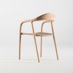 Armlehnstuhl NEVA aus Holz in Eiche, weiß geölt Esstisch Armlehnstuhl aus Holz in Eiche - NEVA von Artisan