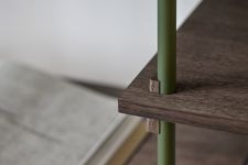 Das geräucherte Eichenholz wirkt mit dem dunkelgrünen Gestell des Stufenregals SHELVING SYSTEM von Moebe besonders interessant Stufenregal aus Holz in Eiche, geräuchert und Dunkelgrün - SHELVING SYSTEM von Moebe