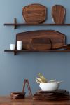 Die asymmetrische Form macht das Frühstücksbrett LUNCHBOARD von Noyer zu einem echten Hingucker Frühstücksbrett aus Nussbaum - LUNCHBOARD von Noyer