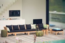 Nach Lust, Laune und Platzangebot lässt sich das Outdoor Sofa KORFU von Jan Kurtz um ein passendes Eckelement und einen Beistelltisch zu einer einladenden Outdoor Lounge ergänzen Outdoor Lounge Loungesofa aus Holz in Teak - KORFU LOUNGE von Jan Kurtz