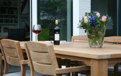 Rückansicht des Teak Stuhls CARLOS mit Armlehne von Traditional Teak als Teil einer Sitzgruppe mit Garten Esstisch MAXIMA Rückansicht von Teak Stuhl mit Armlehne - CARLOS von Traditional Teak