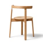 Rückansicht des Esszimmerstuhls LUNAR CHAIR von FORM & REFINE in Eiche geölt Rückansicht des Esszimmerstuhl aus Holz in Eiche, geölt Lunar Chair von Form and Refine