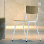 Moderner Vintagestuhl ZERO von Jan Kurtz im modernen Materialmix aus pulverbeschichteten Stahl und Echtholzfurnier ZERO von Jan Kurtz - stapelbarer Vintagestuhl aus Stahl und Holz