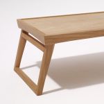 Das stabile Gestell des Betttabletts DESIREE von sixay ist klappbar und garantiert einen sicheren Stand Detail des Frühstückstabletts fürs Bett aus Holt - Betttablett DESIREE von sixay