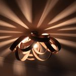 SKIPPER - die Deckenleuchte von Tom Raffield kreiert eine eindrucksvolle Atmosphäre Tom Raffield SKIPPER FLUSH Deckenleuchte aus Walnuss