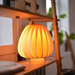 TR12 von Tom Rossau - Leuchte aus Holzfurnier