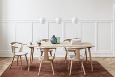 Moderne Sitzgruppe mit dem gepolsterten Esszimmerstuhl IN BETWEEN SK2 von &tradition in hellem Eichenholz gepolsterter Esszimmerstuhl aus Holz Armlehnen IN BETWEEN SK2 von &tradition