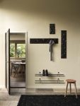 Moderne Garderobe SCOREBOARD in dunkel mit Schuhregal SHOE RACK und Hocker BUTTON STOOL Moderne Garderobe aus Holz in schwarz von We Do Wood - SCOREBOARD