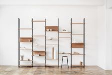 Das Regalsystem SHELVING SYSTEM von Moebe kann als Regalwand aufgebaut werden Moebe - SHELVING SYSTEM als Regalwand aus Holz