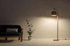 Dekorative Stehlampe MULLION mit gebogenen Ständer für den Wohn- und Schlafbereich von Tom Raffield Stehlampe aus Holz von Tom Raffield - MULLION FLOOR LIGHT