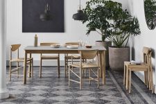 Dank seines zeitlosen Designs und der verschiedenen Ausführungen fügt sich der stapelbare Holzstuhl BETTY TK2 von &tradition harmonisch in verschiedene Wohnraumkonzepte ein stapelbarer Holzstuhl - BETTY TK2 von &tradition