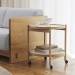 Der Servierwagen TRAY TABLE 50 von Brdr. Krüger ist ein dänischer Design-Klassiker nach dem Entwurf von Hans Bolling und überzeugt funktional und optisch auf ganzer Linie TRAY TABLE 50 von Brdr. Krüger - Servierwagen rund Design-Klassiker von Bolling
