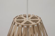 Detail von oben der Design Pendelleuchte KOURA von David Trubridge