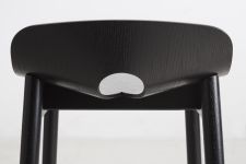 Detailansicht der leicht geschwungenen Sitzfläche des Design Tresenstuhls MONO von WOUD in Eiche, schwarz lackiert Detail Schalensitz Tresenstuhl aus Holz in Eiche schwarz mit Lehne - MONO von WOUD
