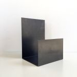 Design Bretterständer aus Schwarzstahl von Raumgestalt Design Bretterständer aus Schwarzstahl von Raumgestalt