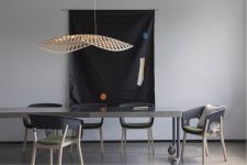 Die ausgefallene Design Pendelleuchte NAVICULA von David Trubridge wurde aus Bambus gefertigt und eignet sich besonders als Leuchte über dem Esstisch Ausgefallene Design Pendelleuchte für den Esstisch aus Bambus - NAVICULA von David Trubridge