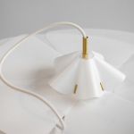 Detail der Hängeleuchte aus Papier und Messing - SINUATE PENDANT von MOEBE