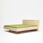 Das hochwertige Massivholzbett ANNA WOOD von Sixay ist in verschiedenen Größen und Holzarten erhältlich - Abbildung in Zirbe ANNA WOOD von Sixay - massives Holzbett mit schrägem Kopfteil