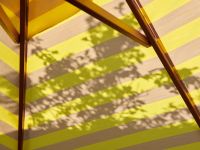 Sonnige Farbkombination: Lemon-Sand farbener Sonnenschirm MESSINA von Skagerak Sonnenschirm quadratisch in Lemon Sand - MESSINA von Skagerak