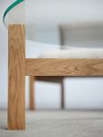 Zwischem dem natürlich schönen Eichenholz und dem klaren Glas entsteht ein spannender Kontrast, der den modernen Look des Couchtisches ROUND COFFEE TABLE von MOEBE unterstreicht MOEBE ROUND COFFEE TABLE Couchtisch rund aus Holz und Glas