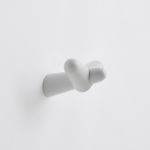 Kleiner Design Wandhaken TAIL WING HOOK von WOUD in Birke, grau lackiert kleiner Design Wandhaken aus Holz in Birke grau - TAIL WING HOOK von WOUD