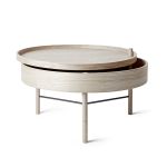 Runder Couchtisch TURNING TABLE mit verstecktem Stauraum von Audo Copenhagen in Eiche weiß mit Querstreben aus Chrome TURNING TABLE von MENU - runder Couchtisch aus Holz mit Stauraum im dänischen Design