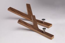 Für jeden Gebrauchszweck die richtige Größe: der große Y-HOOK bildet zusammen mit der kleineren Variante MINI Y-HOOK ein Perfect Match moderne Garderobenhaken Holz in Walnuss Y-HOOK von Hoigaard