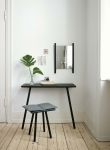 Tischspiegel GEORG TABLE MIRROR in schwarz lackierter Eiche mit dem Konsolentisch und Hocker aus der GEORG-Reihe von Skagerak Tischspiegel aus Holz in Eiche - GEORG TABLE MIRROR von Skagerak
