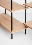 Detailansicht des Stufenregals SHELVING SYSTEM aus Holz von Moebe Stufenregal aus Holz im Detail - SHELVING SYSTEM von Moebe