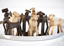 Rudel Hunde TIM aus Holz als Dekoration in dänischem Design