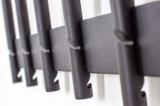 Durch die verschiedenen Einkerbungen der Haken bietet die Garderobenleiste RECES ausreichend Platz für Jacken und Mäntel Garderobenleiste in Eiche schwarz - RECES von Roon & Rahn