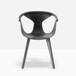 Eleganter Armlehnstuhl FOX 3725 für Esszimmer von Pedrali mit einer schwarzen Sitzschale auf einem Holzgestell in Esche, schwarz gebeizt Armlehnstuhl für Esszimmer von Pedrali - FOX 3725 in schwarz