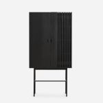 Modernes Highboard ARRAY von WOUD in Eiche, schwarz lackiert mit schwarzem Metallgestell Highboard aus Eichenholz in schwarz mit Metallgestell - ARRAY von WOUD