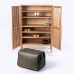 Ursprünglich als Schuhschrank designt, kann BOB von sixay aber auch als Kommode im Esszimmer oder Schlafzimmer genutzt werden sixay Bob großer Schuhschrank aus Holz