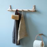 Vielseitig einsetzbare Hakenleiste aus Holz RACK 4 DOT von by Wirth in Eiche natur RACK 4 DOT von by Wirth - Hakenleiste aus Holz Eiche natur