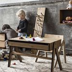 Der Schreibtisch GEOS TABLE in Bambus/schwarz ist eine hervorragende Ergänzung für das Kinderzimmer We Do Wood GEOS TABLE Kinderschreibtisch in Bambus/schwarz